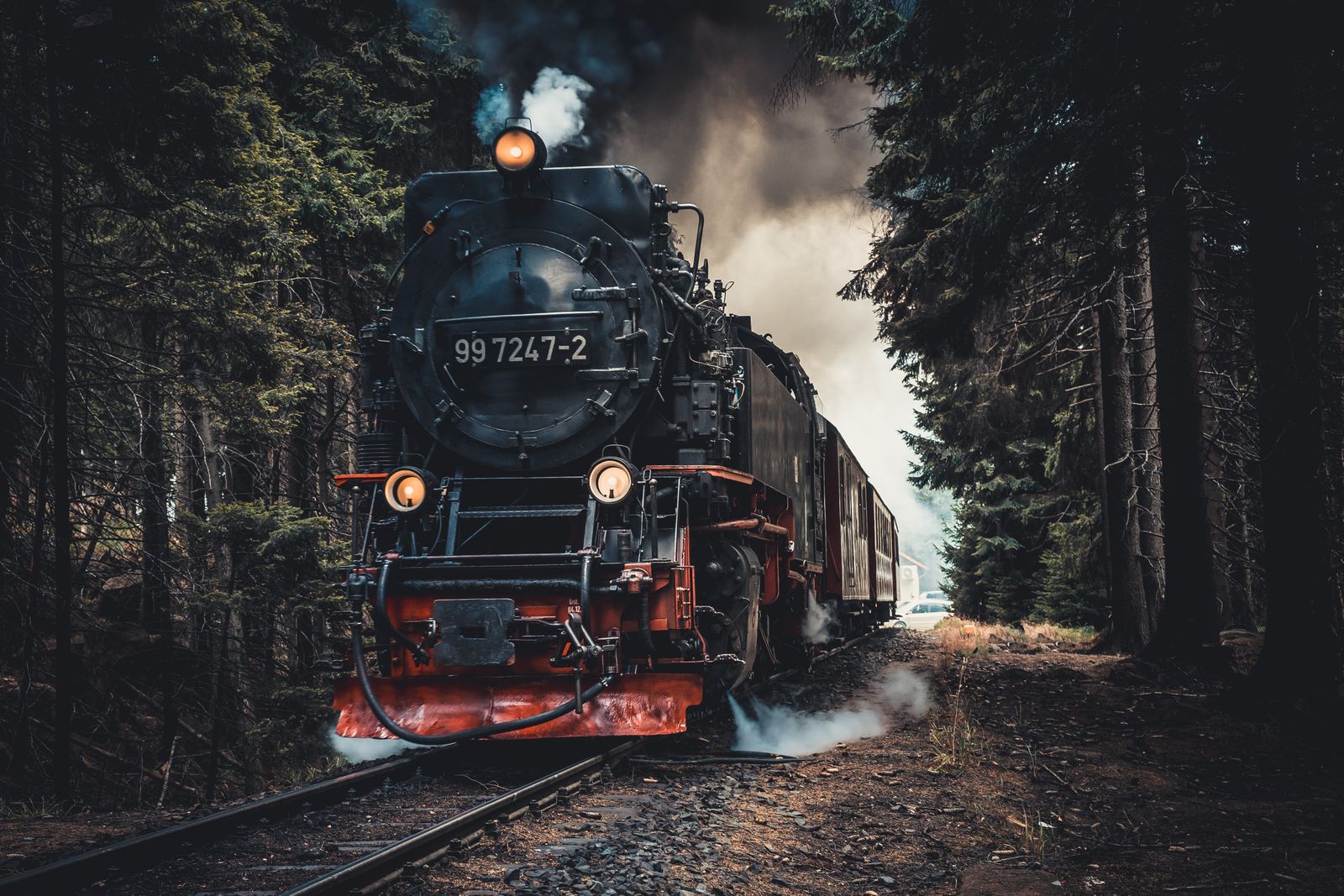 Leerer Bahnsteig vor der Hauptverkehrszeit